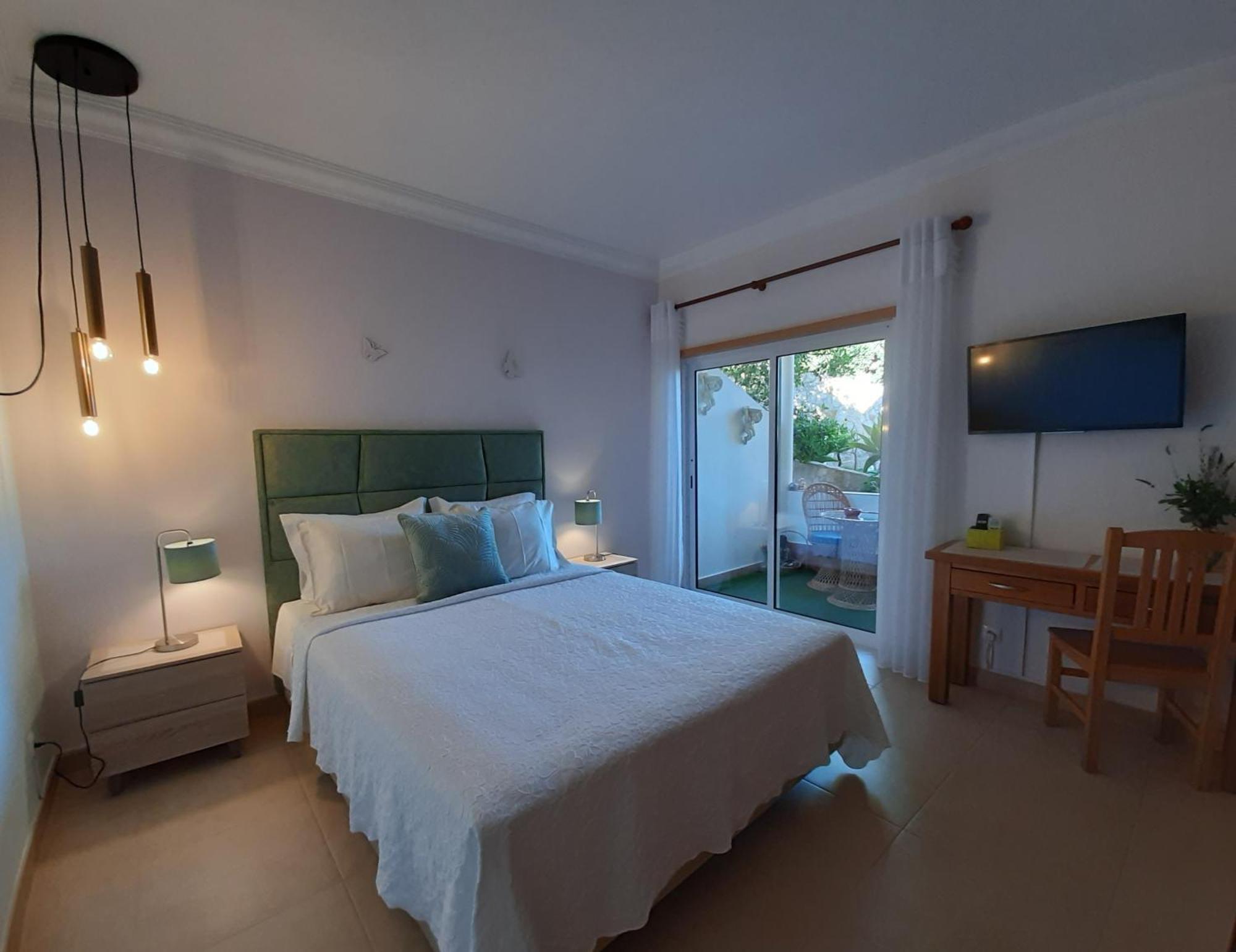 Lucie Lime Guesthouse Luz Esterno foto
